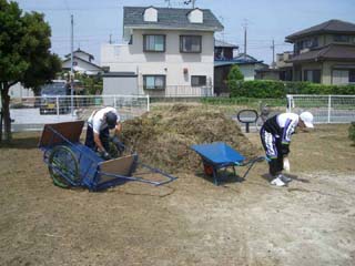 公園の草刈の写真