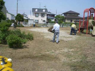 公園の草刈の写真